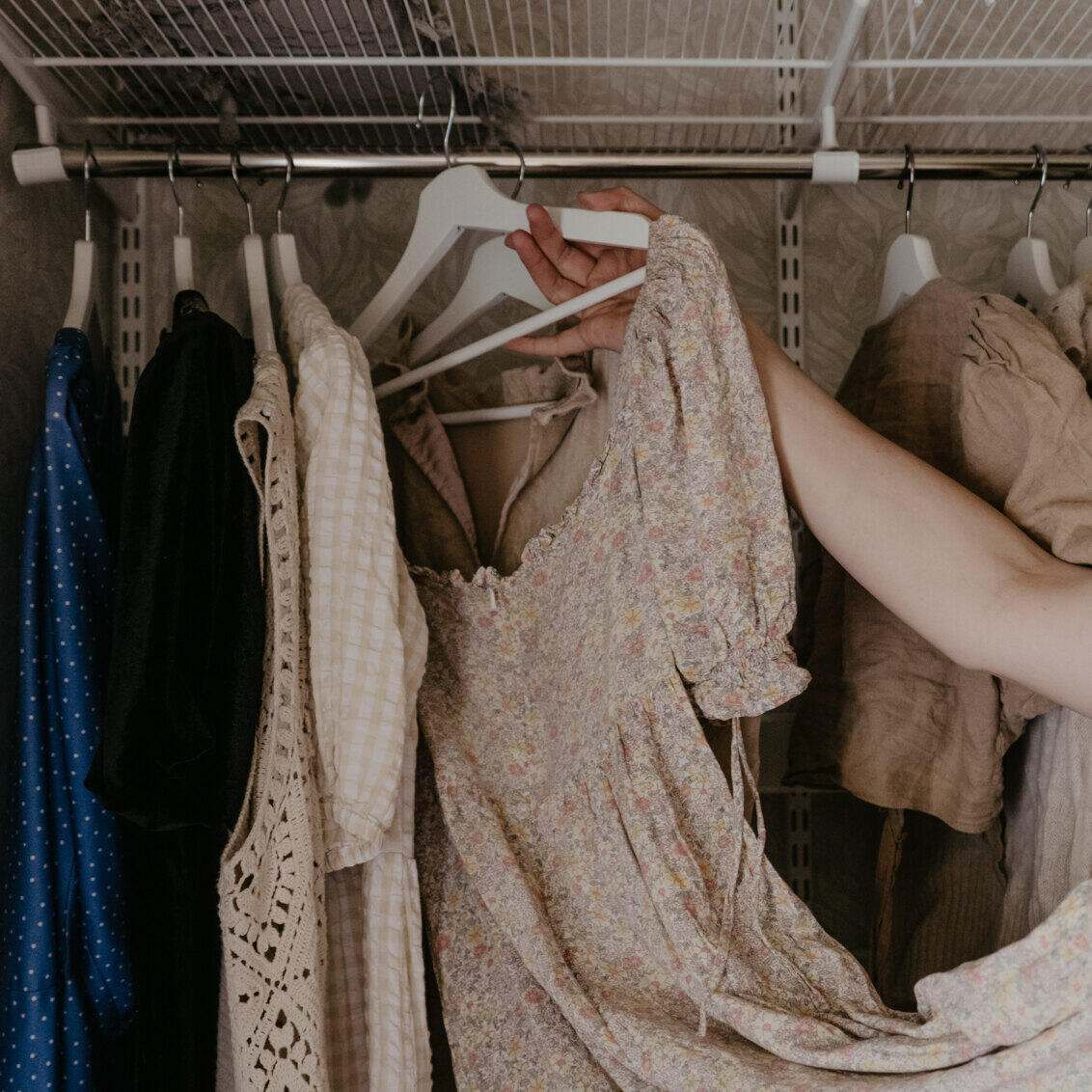 Ropa colgada en un armario