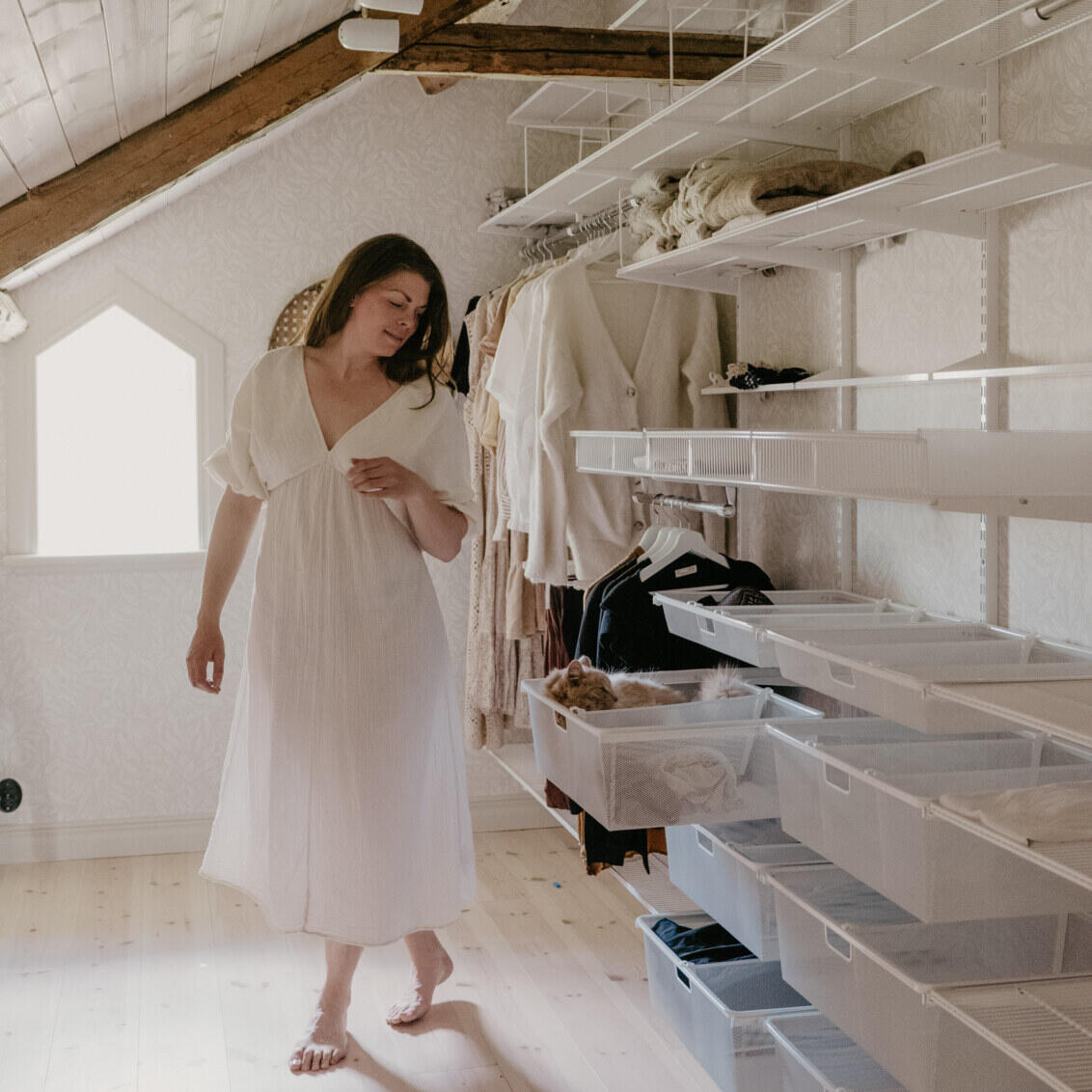 Mujer de pie en su vestidor