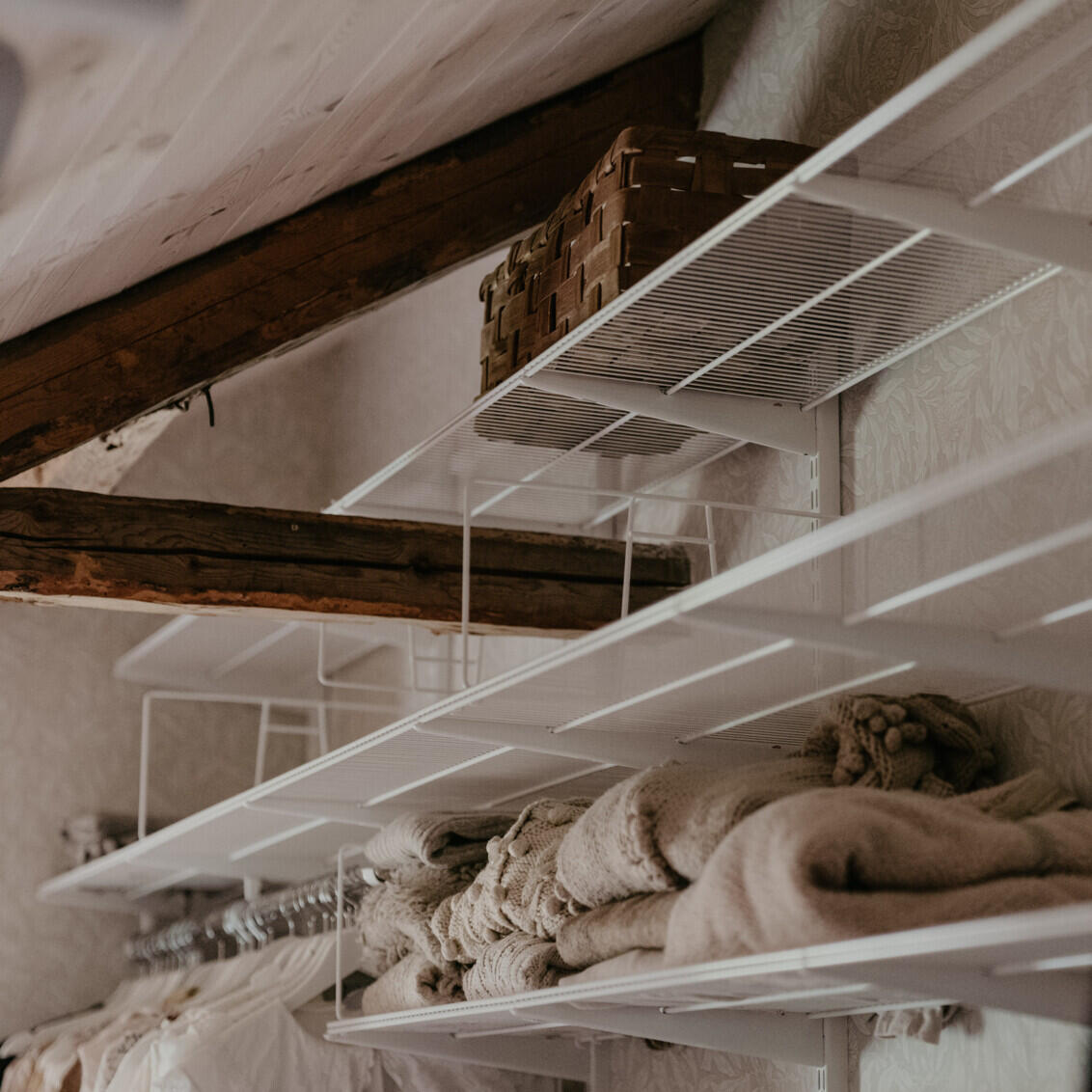 Salario de almacenamiento con vigas en el techo