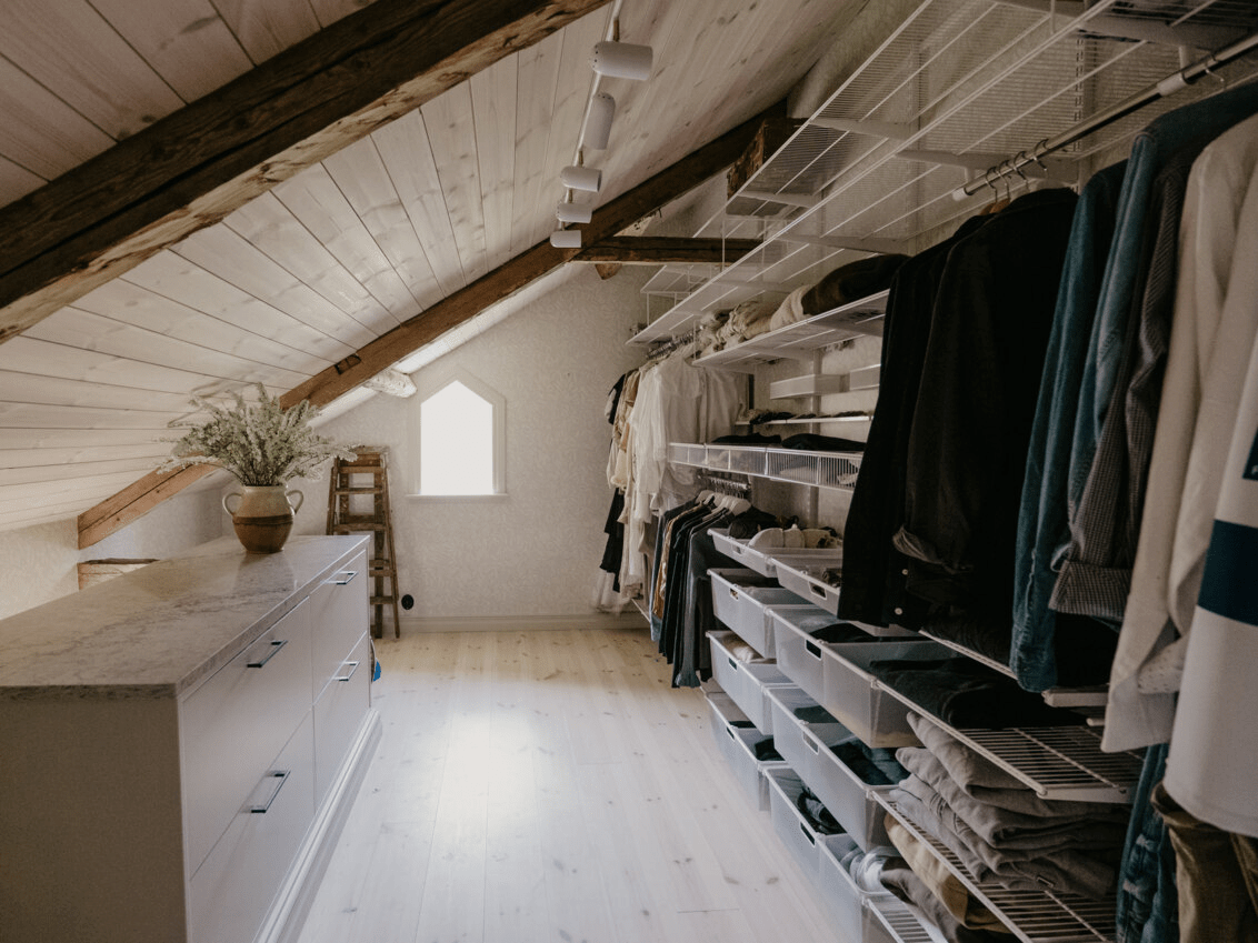 Vestidor en el ático con vigas