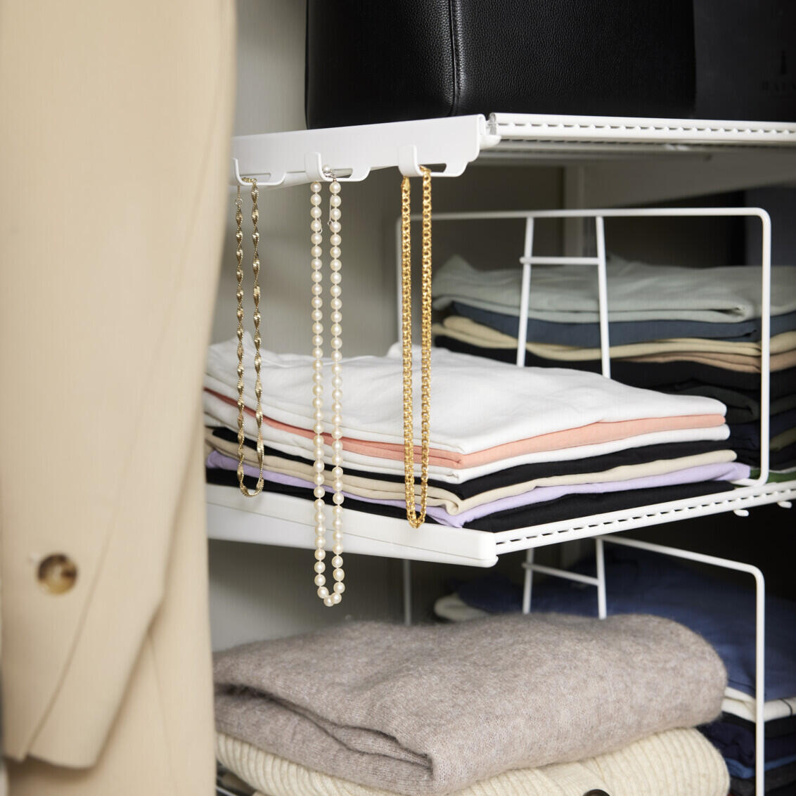 Bracket hook strip with jewellery hanging