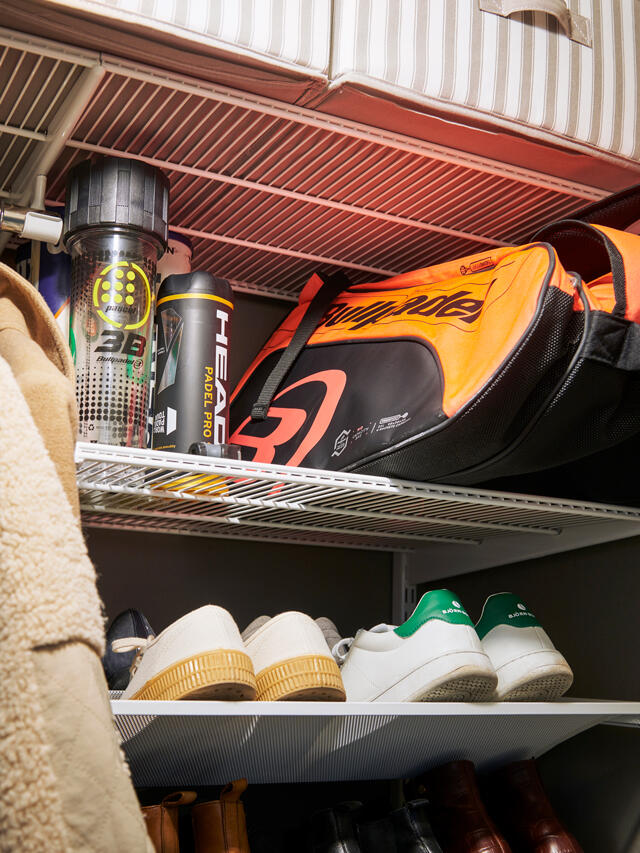 Ahorre espacio con un estante de alambre para el almacenamiento inteligente de zapatos, bolsos y equipos de gimnasio