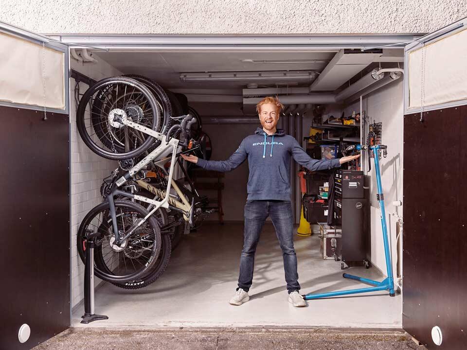 A Finnish influencer and outdoor enthusiast needed a space to store, maintain, and film his gear. With Elfa, he created a smart solution in his rented garage