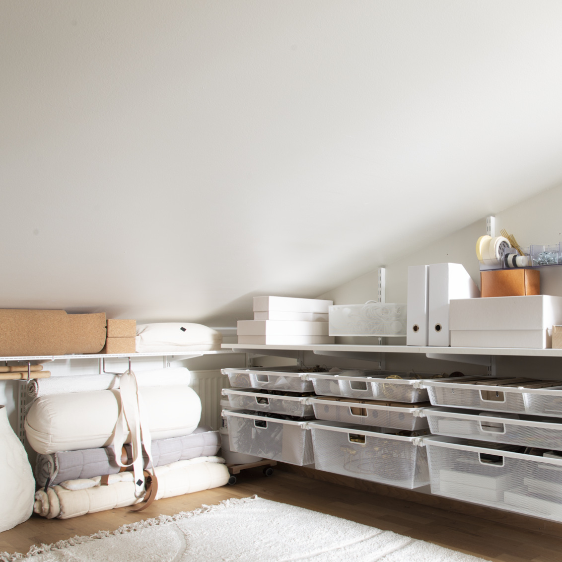 Viistokattoinen Classic by Elfa -säilytyskatos, jossa on hyllyt ja korit.