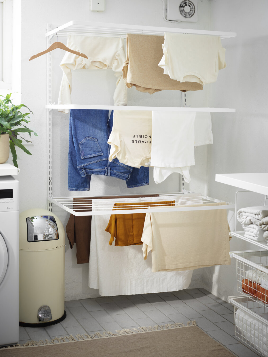 Classic by Elfan pesutupa, jossa on kuivaushyllyt, joissa vaatteet ripustetaan kuivumaan.