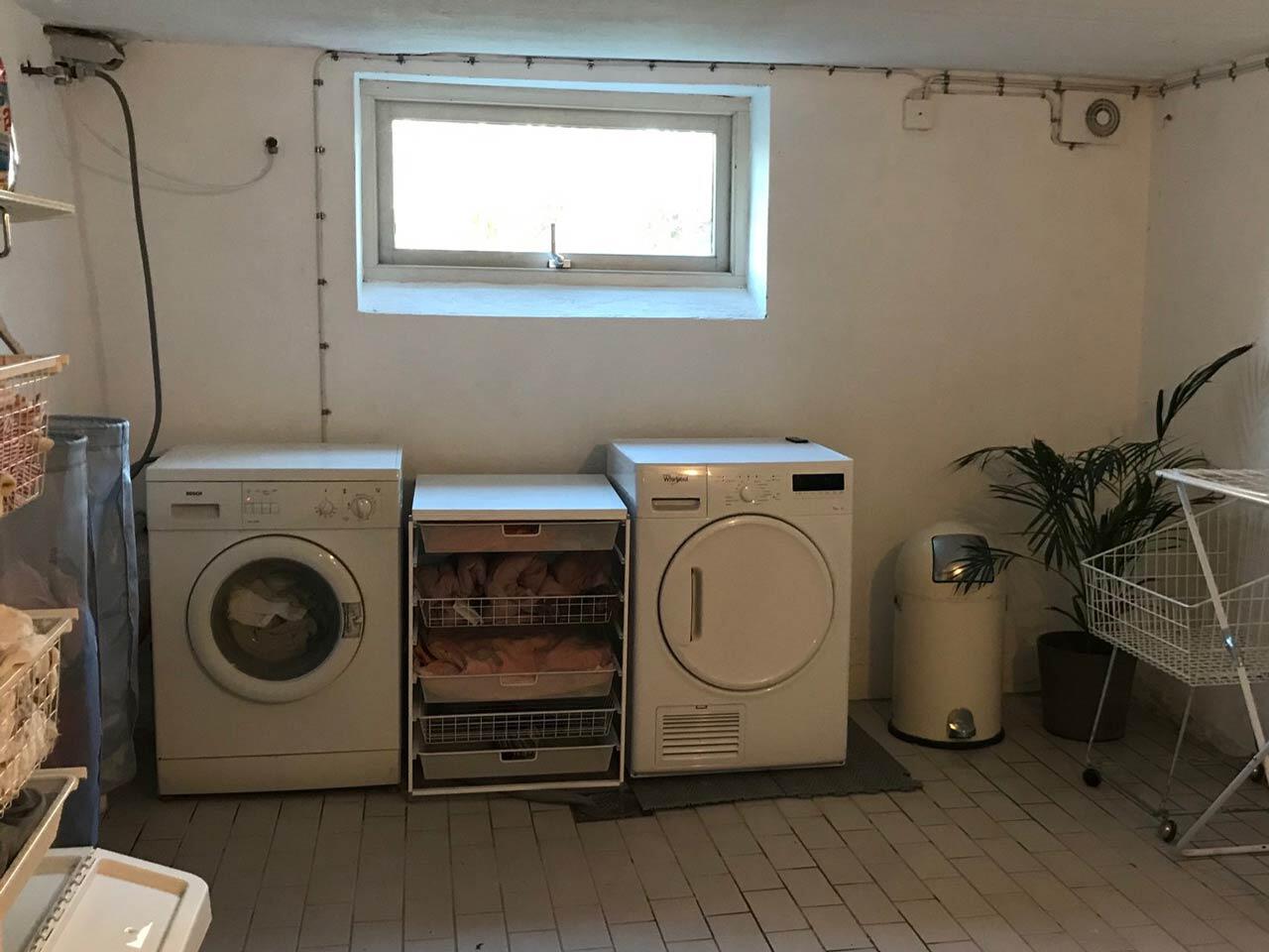 Laundry room with washing machine and dryer before installing the Elfa storage solution