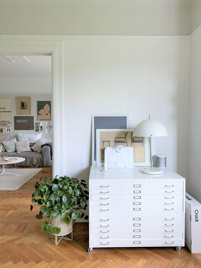 Biały schowek Elfa z wieloma wysuwanymi przegrodami do przechowywania dokumentów w domowym biurze