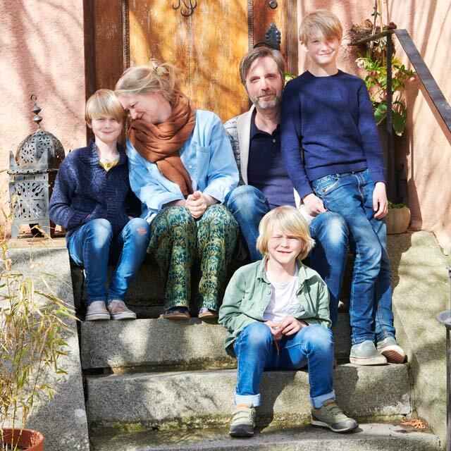 The Levinsson family sitting on a stone staircase outside the house before the Elfa solution