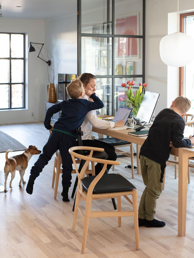 Warm home office with Elfa Scandinavian-style glass panels