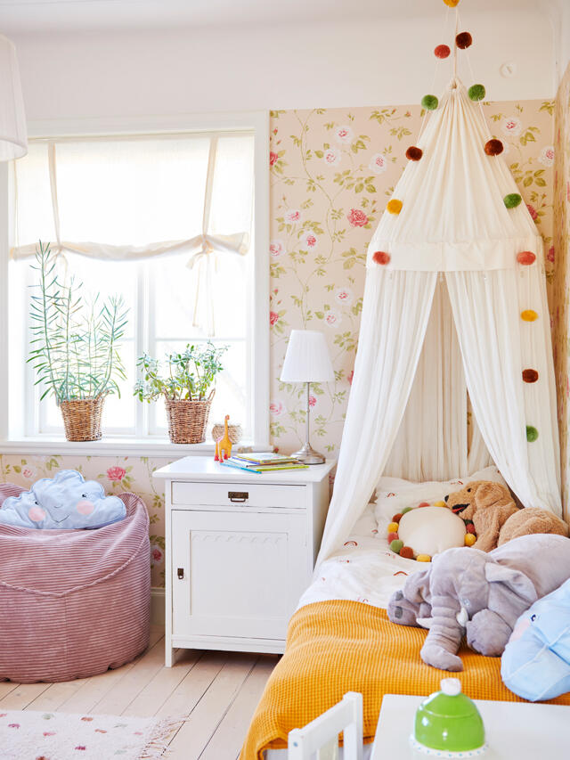 Johanna Permsjö Habitación infantil luminosa con papel pintado floral y toldo, a la espera de soluciones de almacenamiento