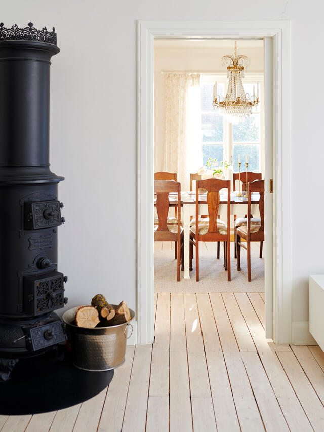 Comedor Johanna Permsjö Classic con suelo de madera y estufa antigua, antes de la implementación del almacenamiento