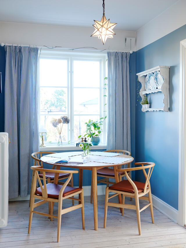 Johanna Permsjö Esquina de comedor azul acogedor con mesa redonda y lámpara de techo en forma de estrella, antes de organizar