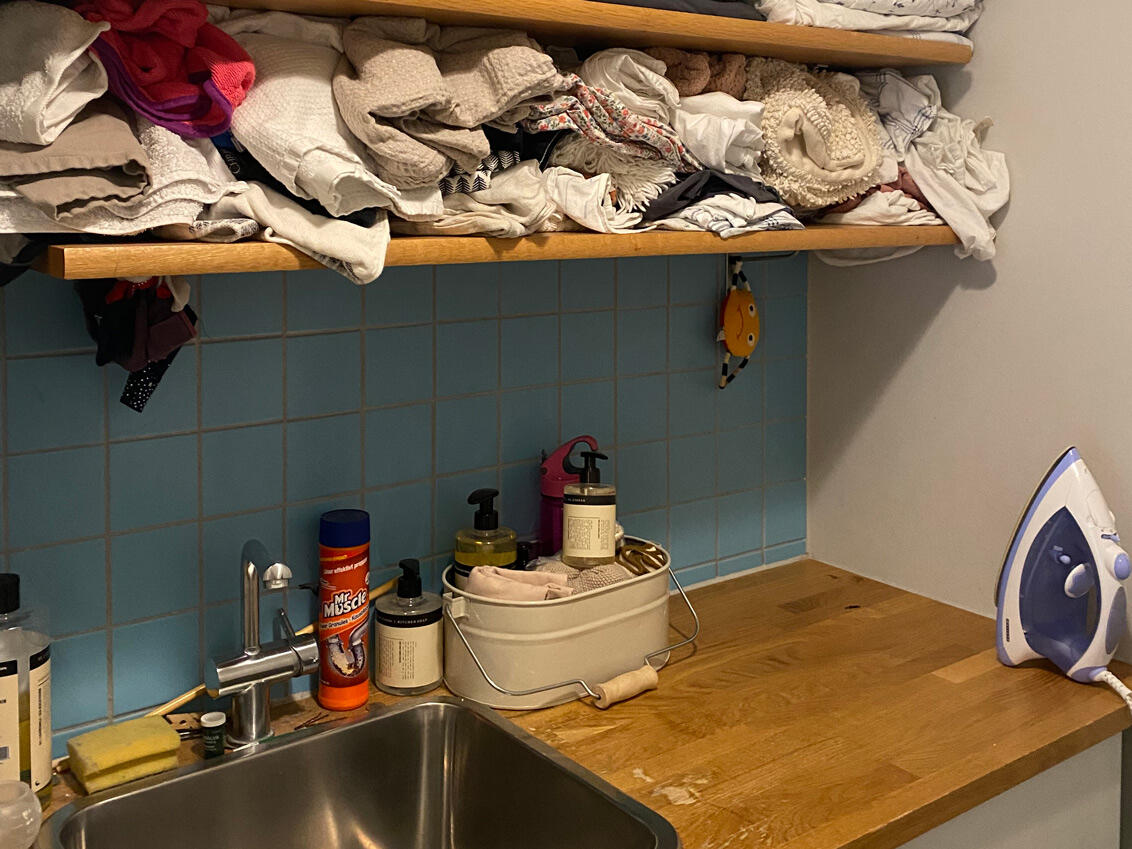 Niki Barntmark Zona de lavandería desbordante con repisa y encimera desbordantes, antes de organizar