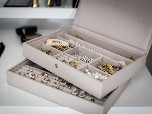 Elegant Elfa jewellery organiser with compartment for necklaces, rings and beads