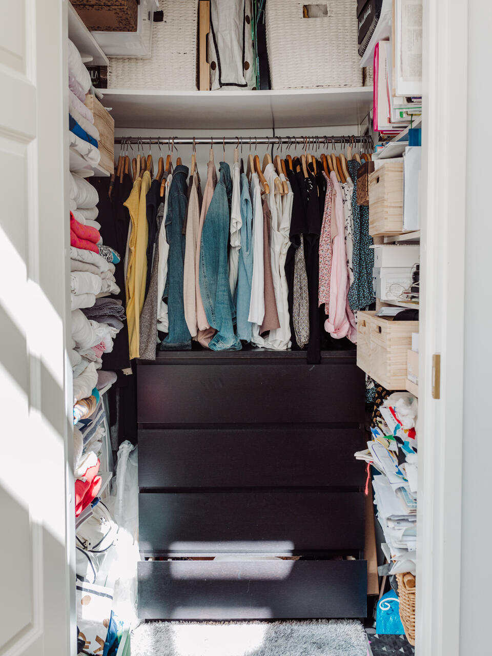 Natalie El armario está desbordado de ropa colgada, ropa de cama apilada y cajones, por lo que se necesita un mejor almacenamiento