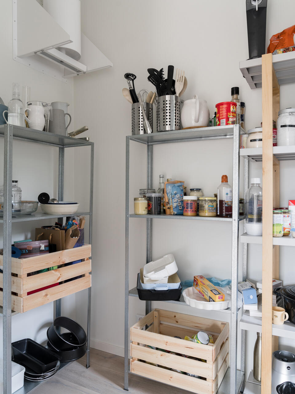 Cocina Cecilia M K con estantes metálicos, cajones de madera y suministros desorganizados