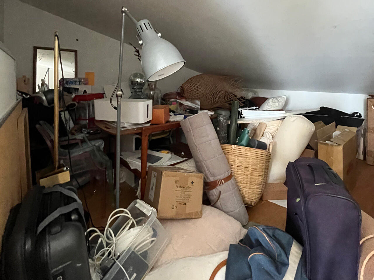 ático Niki Esquina desorganizada del ático desbordada de basura