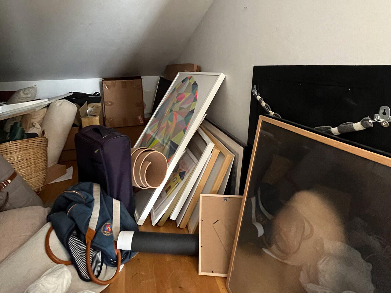 Niki ático compara esquina desorganizada del ático con marcos apilados antes de la solución de almacenamiento elfa