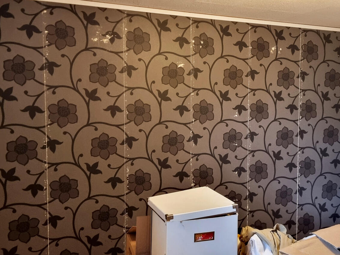 Kwiatowa tapeta z tymczasowymi pudełkami do przechowywania przed instalacją Elfa