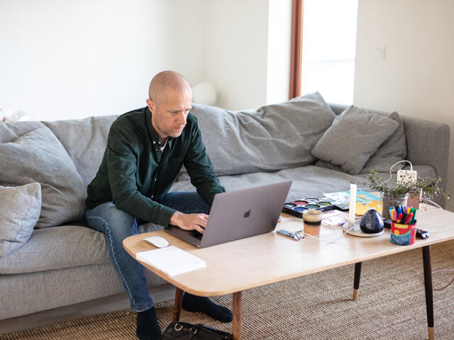 Värmdö Home office with disorganized coffee table before organizing