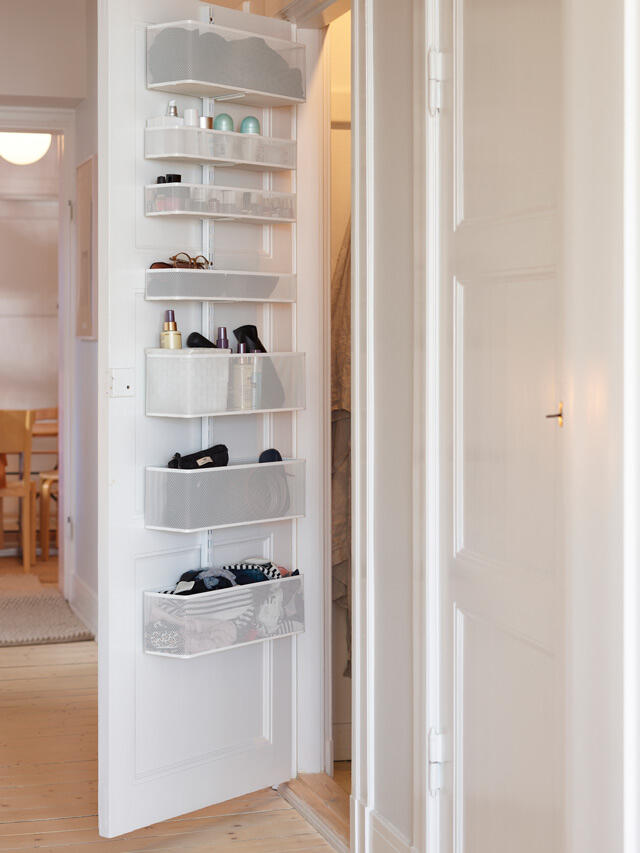 Zbieraj kosmetyki w schowku przy drzwiach