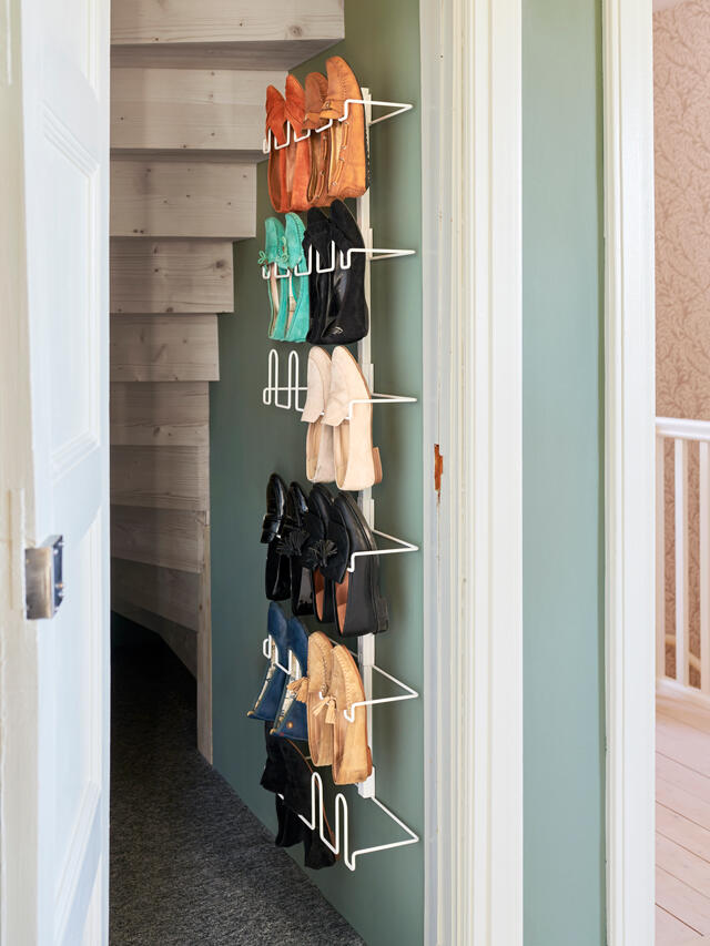 Calzado en orden debajo de las escaleras