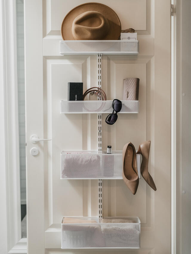 Ordena tus pertenencias en el almacenamiento oculto de Elfa detrás de la puerta