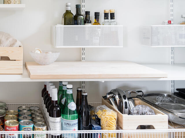 Despensa llena con estantes de elfos y cesta malla