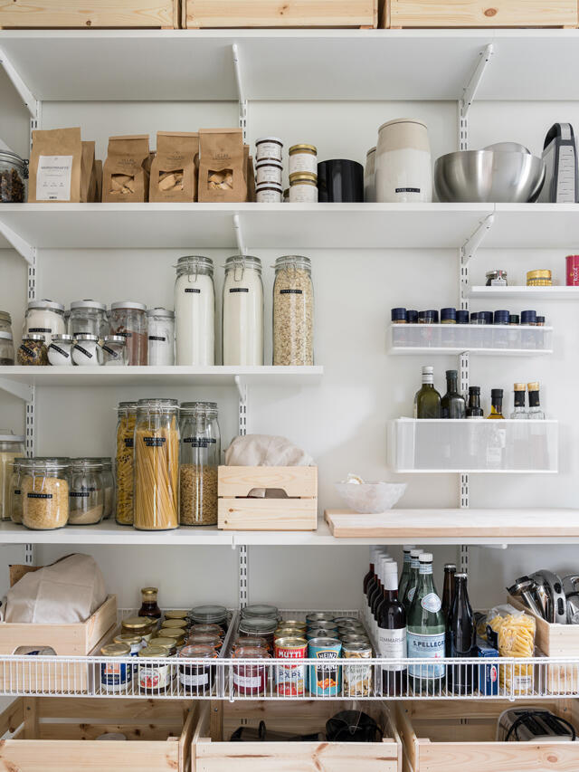 Despensa llena con estantes de elfos y cesta malla