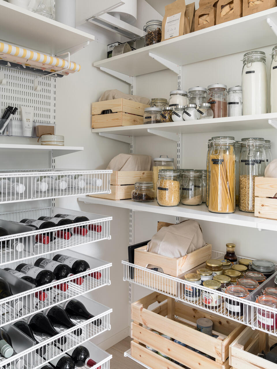 Despensa organizada con sistema de repisas Elfa y almacenamiento de vino