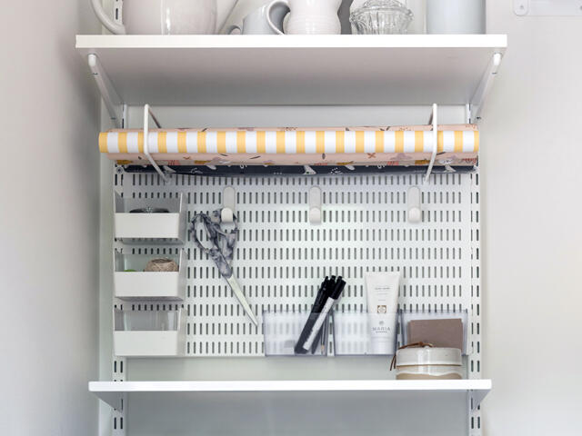 Panel de pared Elfa con accesorios para colgar