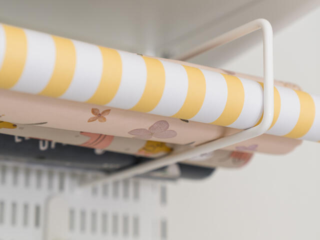 Barra para colgar Elfa con almacenamiento de tela