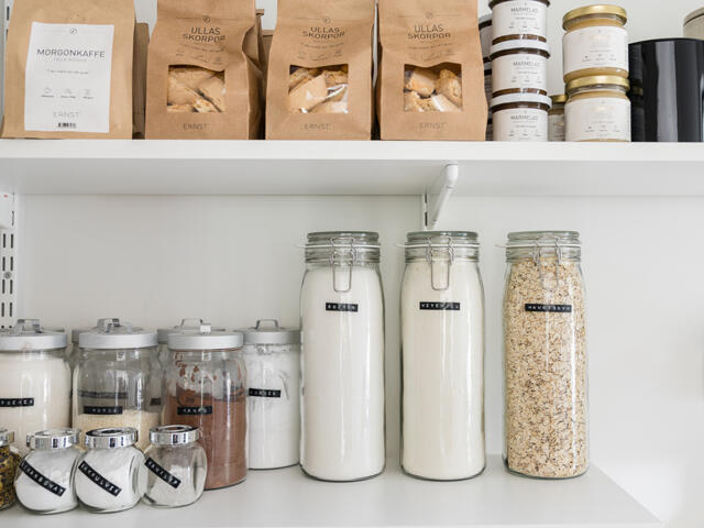 Estantes Elfa con tarros de vidrio etiquetados y almacenamiento de alimentos