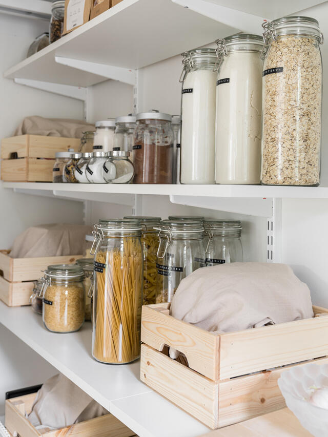 Estantes regulables Elfa con tarros de vidrio y cajas de madera