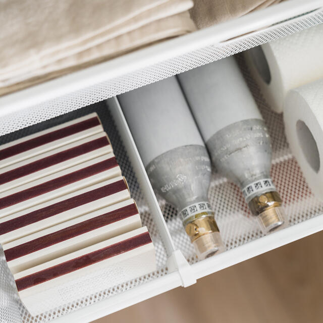 Divisor de caja de alambre Elfa para velas y ropa de cama