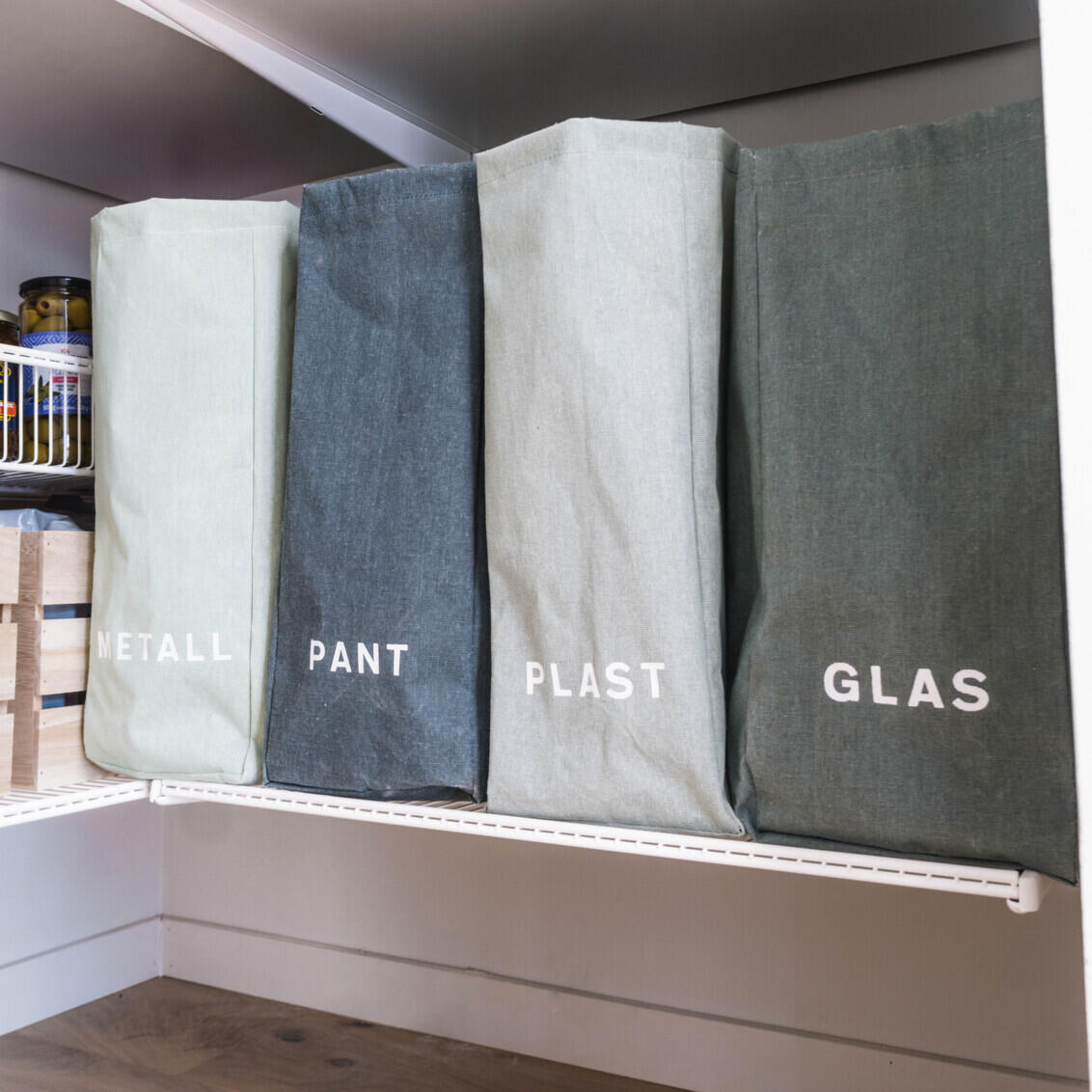 Elfa recycling system with labelled cloth bags