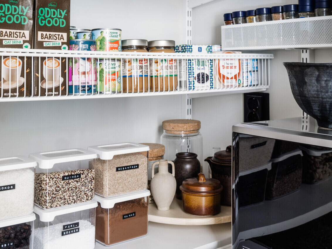 Classic by Elfa -säilytyskalusteita, joissa on lankakoreja ja verkkokoreja, jotka sisältävät kuiva-aineita ja mausteita.