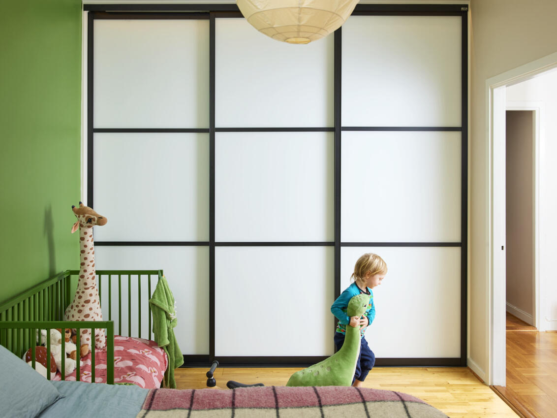 Tom ja Hanna Lasten Makuuhuone Valkoinen Liukuovi Artic Musta Kehys