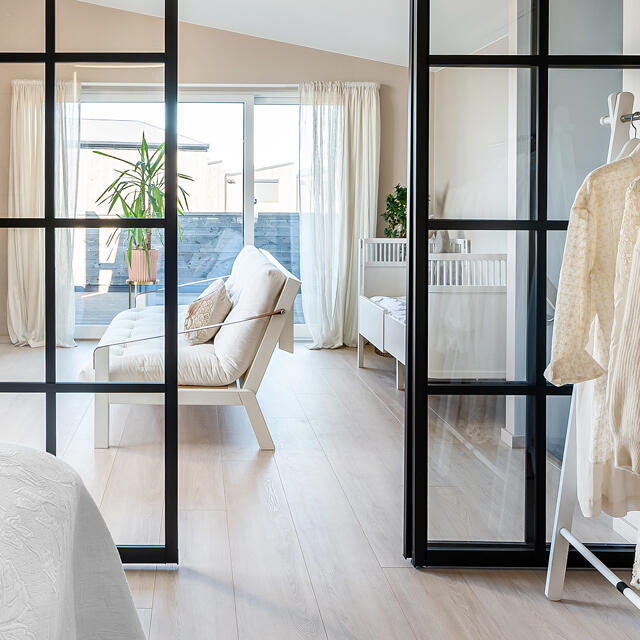 Tuuleta Elfan gallery-liukuovilla, joissa on mustat kehykset ja lasiset tilanjakajat.