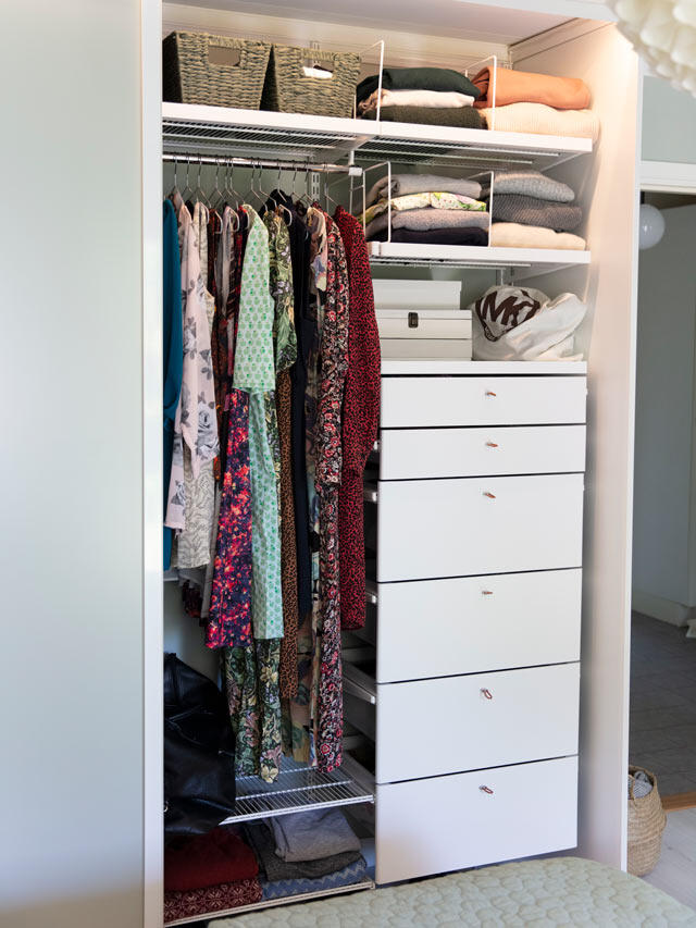 Bedroom by Elfa wardrobe solution – clothes and gadgets neatly organised