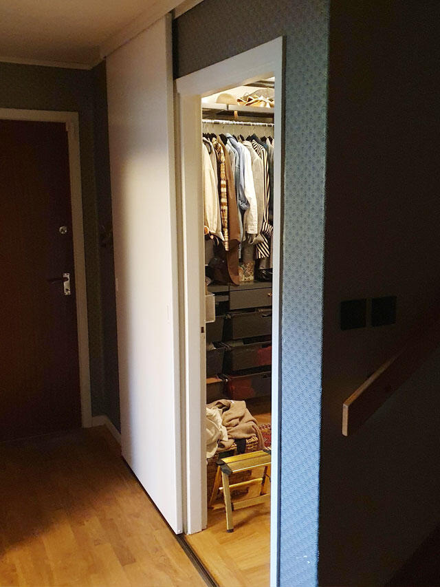 Elfa wardrobe with sliding doors and interior system