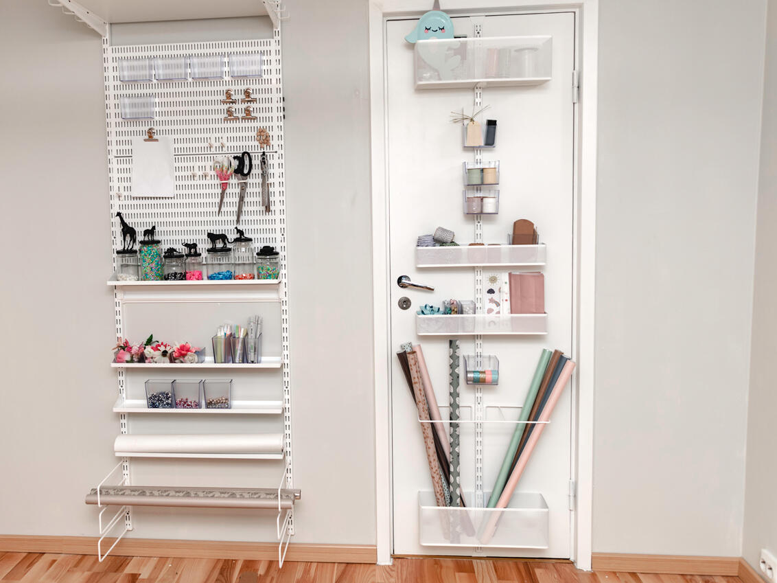 System ścienny Elfa z akcesoriami rzemieślniczymi i organizerem do pakowania prezentów