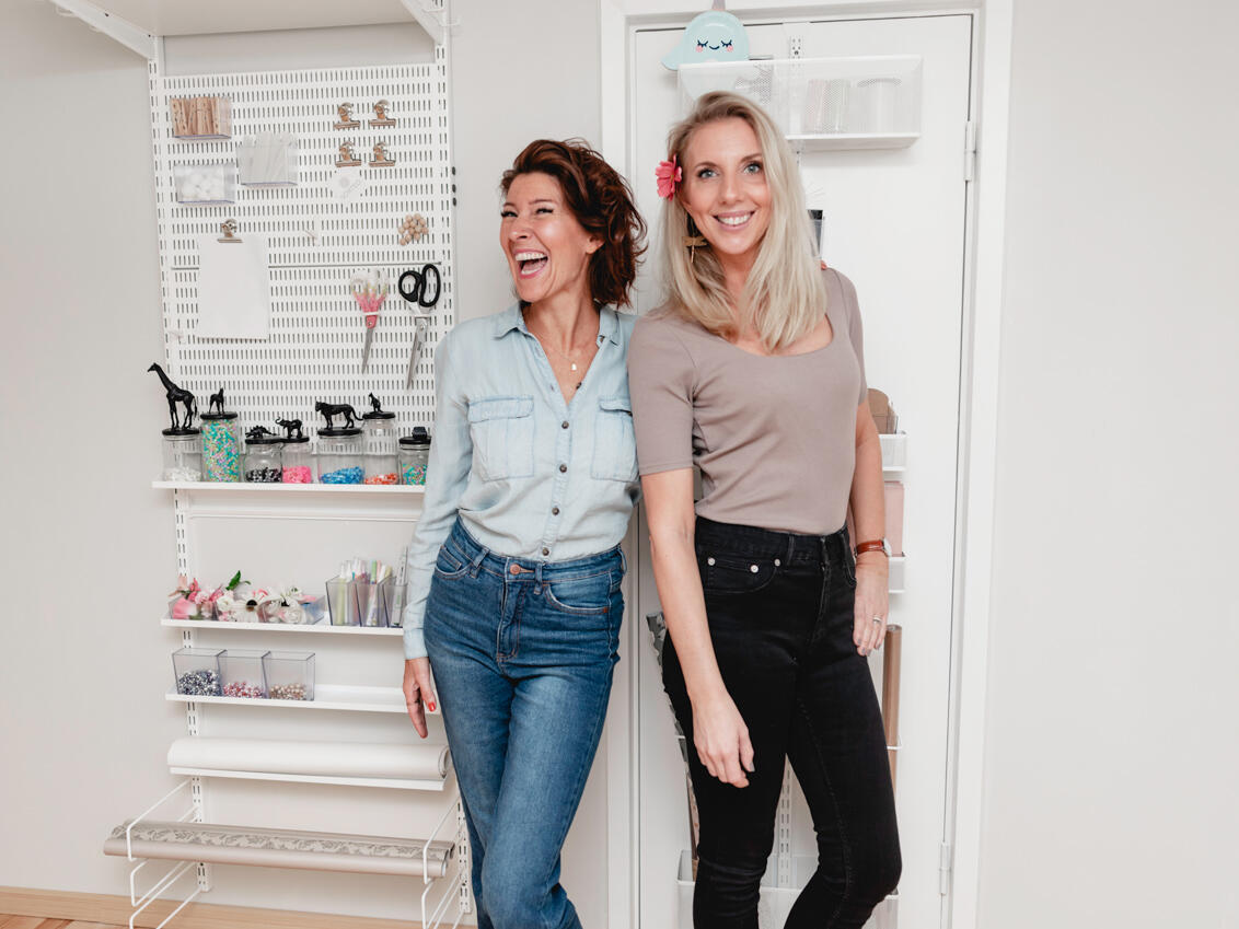 Pokój hobbystyczny Elfa z systemem przechowywania na ścianie i schowkiem na drzwiach