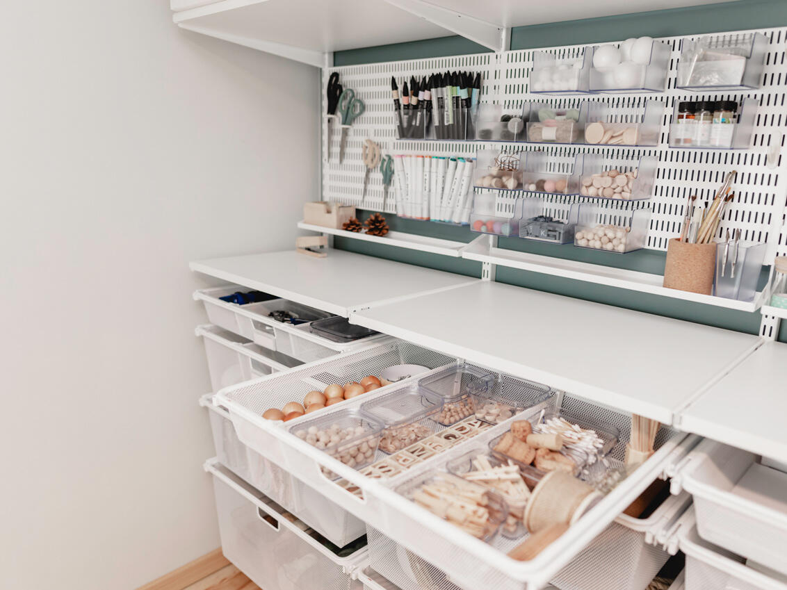 Pokój hobbystyczny Elfa z biurkiem, wysuwanymi szufladami drucianymi