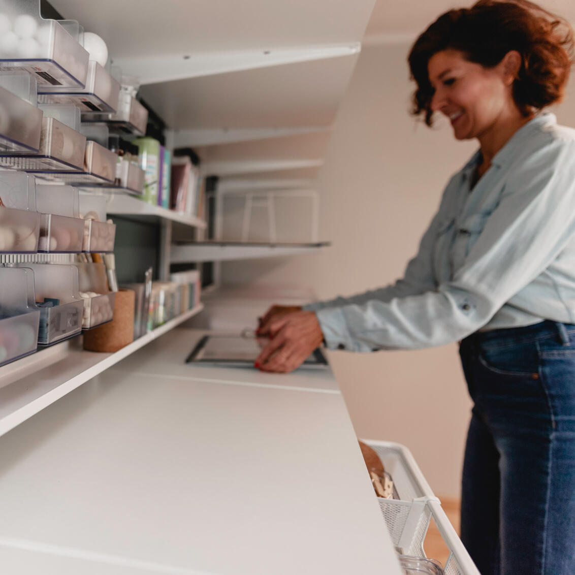 Domowe biuro Elfa z regulowanymi półkami i blatem roboczym