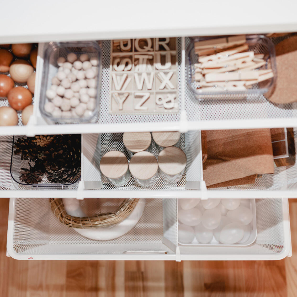 Organizer do pudełek drucianych Elfa z materiałami rzemieślniczymi i drewnianymi literami