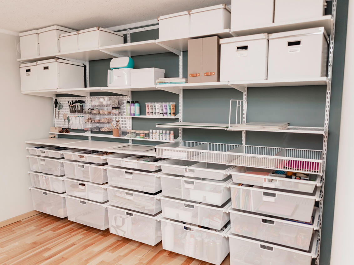 Pokój hobbystyczny Elfa z białymi drucianymi skrzynkami