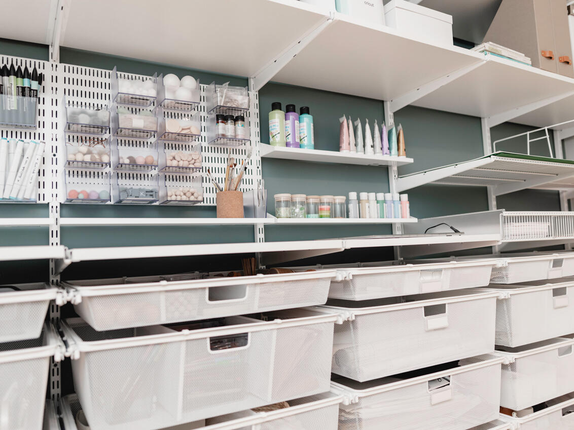 Schowek rzemieślniczy Elfa z przezroczystymi pojemnikami i białymi drucianymi pudełkami