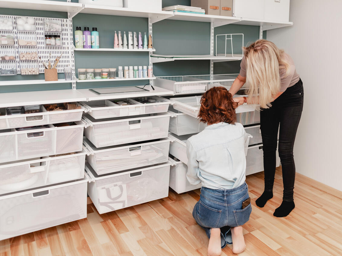 Dwie kobiety porządkujące materiały do rękodzieła w systemie szuflad Elfa
