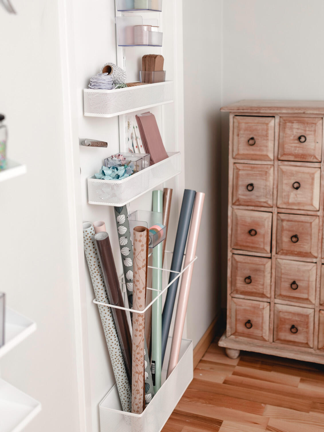 Systemy przechowywania drzwi Elfa z koszami na klik dla efektywnej organizacji